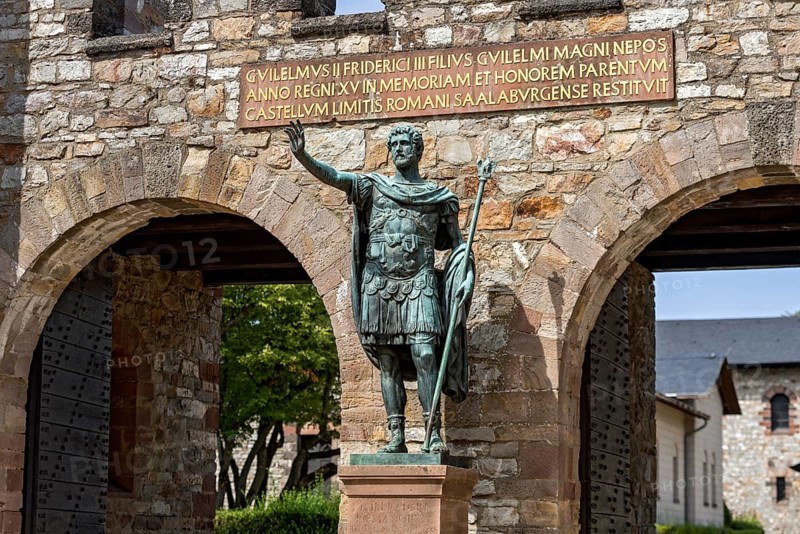 Main gate, Porta Praetoria with bronze statue of Emperor Antoninus Pius, plaque with inscription for Wilhelm II, Saalburg Roman fort, reconstructed cohort fort, museum, archaeological park, Upper Germanic Raetian Limes, border of the Roman Empire, Bad Homburg vor der Höhe, Taunus, Hesse, Germany, Europe