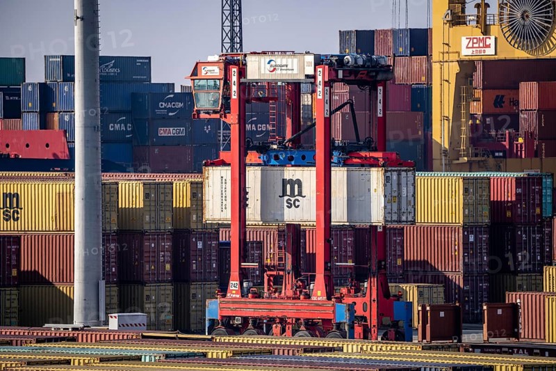 Container terminal in the seaport of Bremerhaven, Eurogate Container Terminal with almost 50 container gantry cranes, cranes, on a length of over 4 KM at the mouth of the Weser, straddle carriers bring the containers to and from the container ships, or store them between, Bremerhaven, Bremen, Germany, Europe
