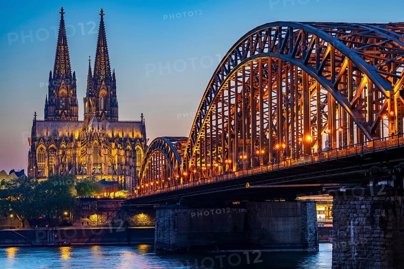 Cologne Cathedral, has been shining in new light since Easter 2025, the old metal halide lamps have been replaced by over 700 modern LED lamps, reducing energy consumption by around four fifths, significantly improving the quality of light and greatly reducing light emissions, 12 KM of new cables were laid for this, Hohenzollern Bridge, railway bridge over the Rhine, North Rhine-Westphalia, Germany, Europe