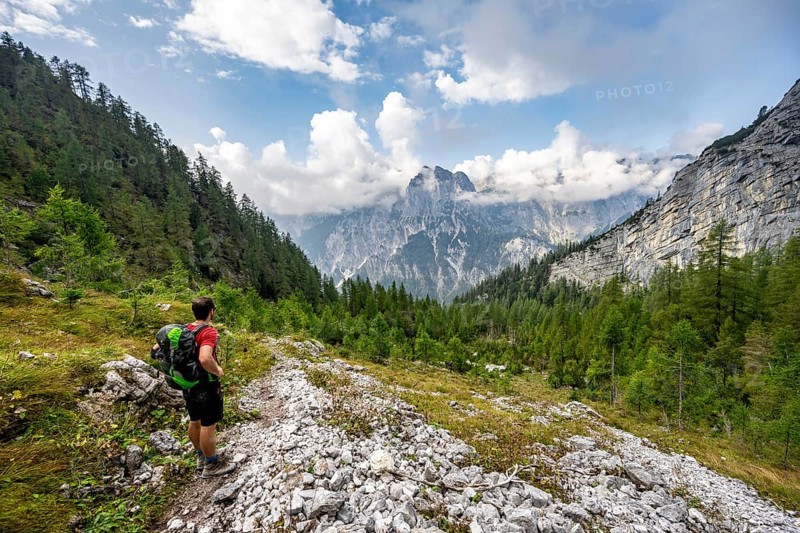 Mountaineer descending via the Ofental valley, mountain peak of the horse-rider Alpe behind, mountain tour on the Hochkalter, Hochkalter crossing, Berchtesgaden Alps, Bavaria, Germany, Europe