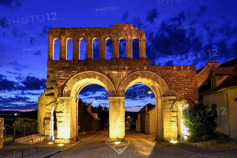 Roman city gate Porte dArroux, blue hour, blue hour, Autun, Département Saône-et-Loire, Region Bourgogne-Franche-Comté, Burgundy, France, Europe
