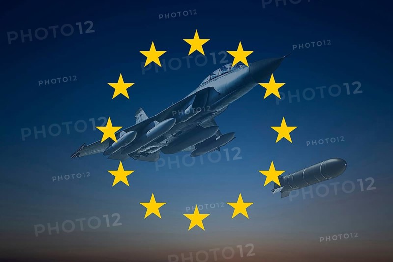(Photomontage) Fighter jet in the evening sky, accompanied by the stars of the European Union