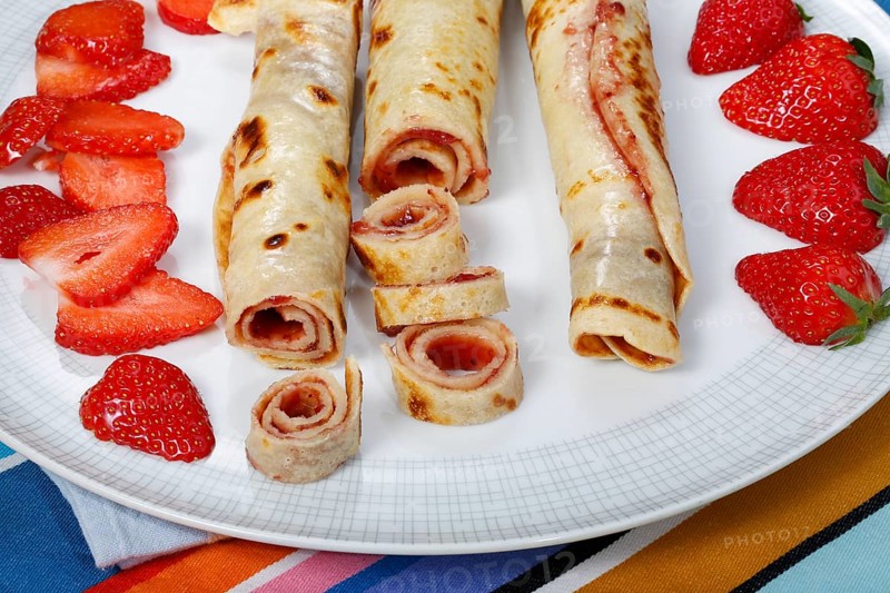 Swabian cuisine, filled pancakes, Flädle with strawberry jam, Gsälz, fresh strawberries, sweet, dessert, dessert, arranged on a plate, grandmother's kitchen, regional, home cooking, typical Swabian, Swabian kitchen classic, traditional cuisine, food photography, studio, Germany, Europe