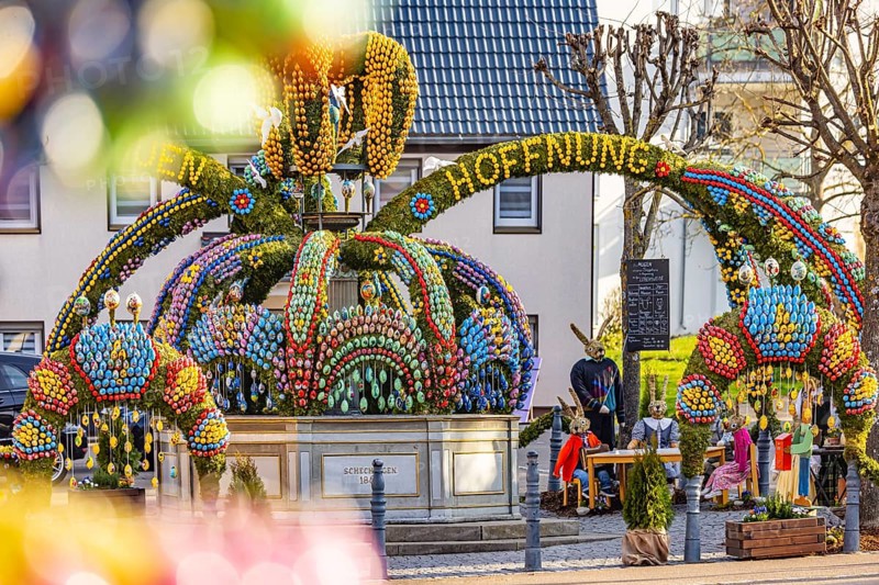 The Easter fountain in Schechingen has around 13, 000 hand-painted eggs. This makes it one of the largest and most beautiful in the whole of East Württemberg. Around 50, 000 visitors admire the decorated village fountain every year. Schechingen, Ostalbkreis, Baden-Württemberg, Germany, Europe