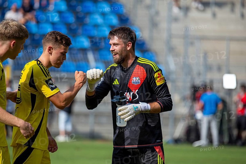 Football 3rd division, season 2024/25, matchday 4: Waldhof Mannheim against 1. FC Saarbrücken. Picture: Joy for Saarbrücken goalkeeper Phillip Menzel after the 1:0 victory in Mannheim