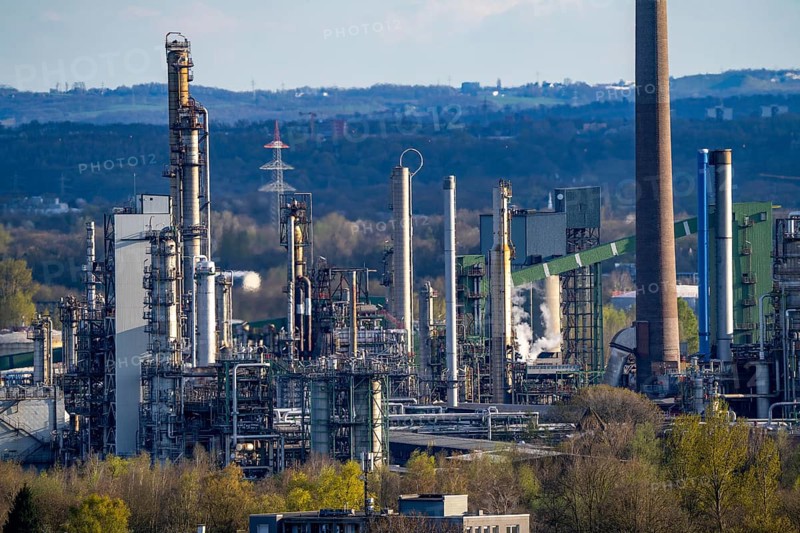 Ruhr Öl GmbH, BP Gelsenkirchen refinery, in GE-Horst, production of products from mineral oil, petrol, diesel, paraffin, view over the district Beckhausen, Gelsenkirchen, North Rhine-Westphalia, Germany, Europe