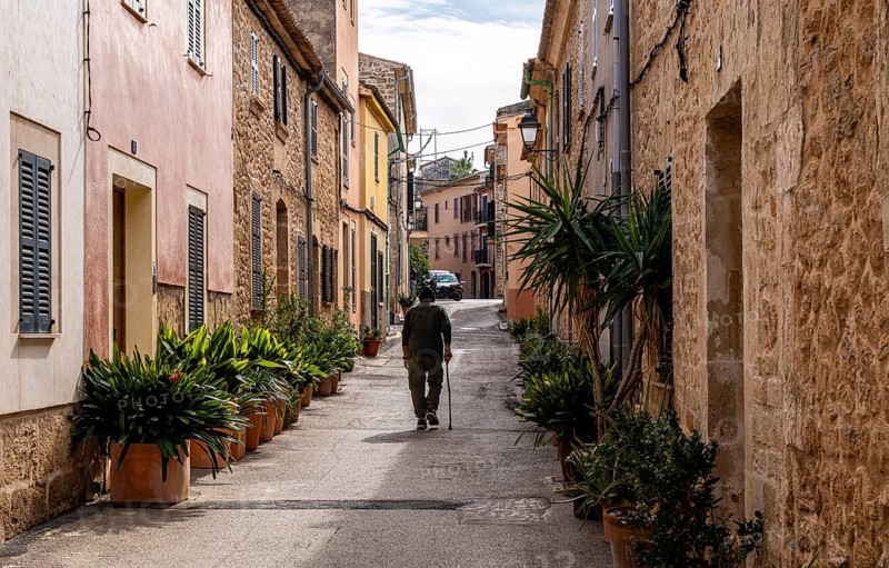 Small alleyways in the historic old town of Alcudia, Majorca, Spain, Europe