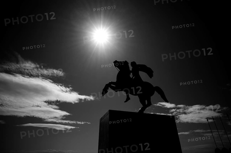 Statue, statue, monument, commander Alexander the Great on his horse Voukefalas, promenade, backlight, sun, black and white, Thessaloniki, Macedonia, Greece, Europe