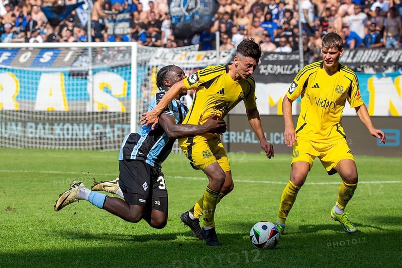 Football 3rd division, season 2024/25, matchday 4: Waldhof Mannheim vs. 1. FC Saarbrücken. Picture: Intense duel between Kennedy Onyedika Okpala (32, Waldhof Mannheim) and Till Sebastian Schumacher (33, 1. FC Saarbrücken)