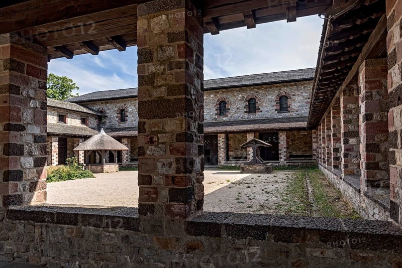 Colonnades, corridor around the courtyard of the Principia Commandery, Saalburg Roman fort, reconstructed cohort fort, museum, archaeological park, Upper Germanic Raetian Limes, border of the Roman Empire, Bad Homburg vor der Höhe, Taunus, Hesse, Germany, Europe
