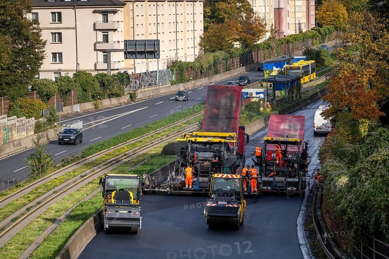 New whisper asphalt surface for the A40 motorway, in the city of Essen, direction Dortmund, 95, 000 square metres of porous asphalt will be laid over a distance of around 6 km, the motorway will be closed for 1 week, North Rhine-Westphalia, Germany, Europe