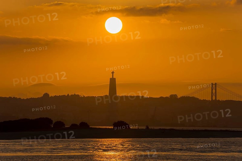 Atmospheric scene with a sunset over a statue and a bridge bathing the water in golden light, Statue Cristo Rei, Ponte 25 de Abril, Bridge of 25 April, Suspension bridge over the Tagus, Lisbon, Lisboa, Portugal, Europe
