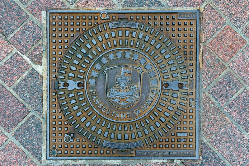 Manhole cover with the coat of arms of Wismar, Wismar, Mecklenburg-Vorpommern, Germany, Europe