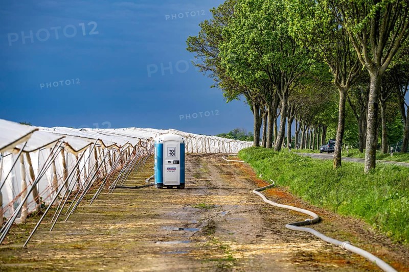 Agriculture, large areas with foil tunnel, for the cultivation of strawberries, south of Lövenich, belongs to Erkelenz, in the district of Heinsberg, mobile loo for field workers, North Rhine-Westphalia, Germany, Europe