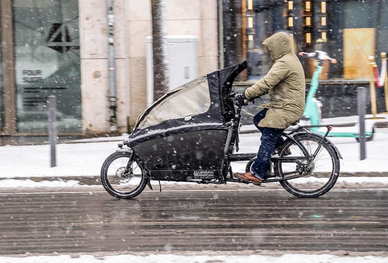 Winter in Frankfurt, cargo bike rider, in heavy snowfall, snowy, Hesse, Germany, Europe