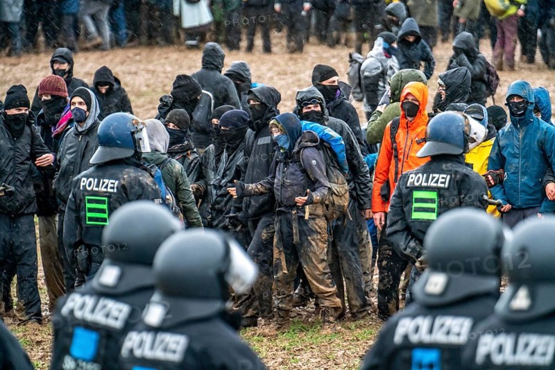 Violent clashes between thousands of demonstrators and the police, after a demonstration against the demolition of the brown coal village of Lützerath, the demonstration participants try to get to the rest of the village, Lützerah, and storm it, the police prevent this with a large contingent of forces, Erkelenz, North Rhine-Westphalia, Germany, Europe
