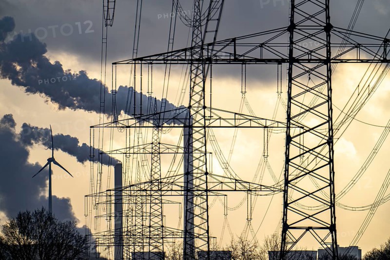 High-voltage power lines, overhead pylons, UNIPER coal-fired power plant Scholven in the background, wind turbines on the Oberscholven slag heap, Gelsenkirchen, North Rhine-Westphalia, Germany, Europe
