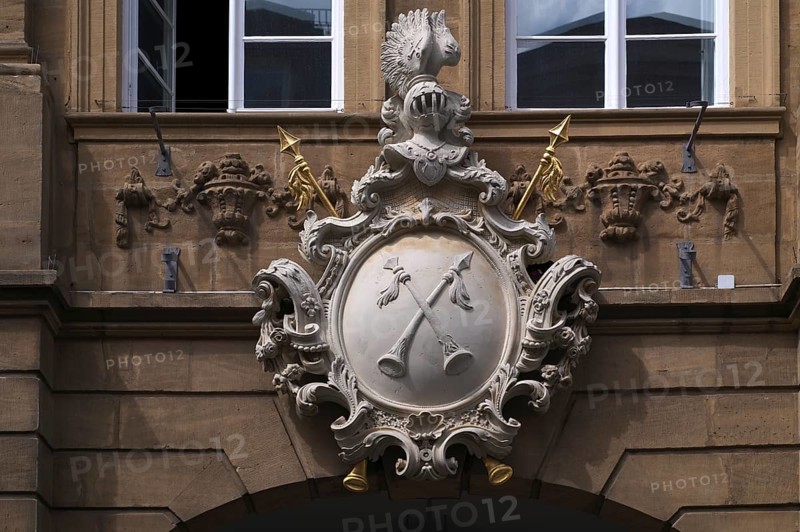 Coat of arms, two crossed halberds on the coat of arms of the Krackhardt merchant family above the entrance portal of a 19th century house, Bamberg, Upper Franconia, Bavaria, Germany, Europe
