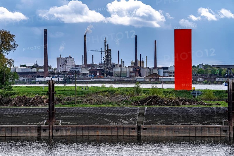 The Venator chemical plant in Duisburg-Homberg, on the Rhine, currently about half of the employees are to be made redundant, part of the production is to be relocated to Ürdingen, there are fears that the entire plant will be closed, formerly Sachtleben Chemie, Duisburg North Rhine-Westphalia, Germany, Europe