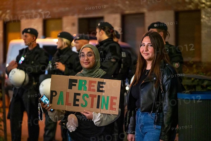 Demonstration by pro-Palestinian activists in Duisburg-Hochfeld, around 110 demonstrators marched through the neighbourhood justifying Hamas' attack against Israel, Duisburg, North Rhine-Westphalia, Germany, Europe