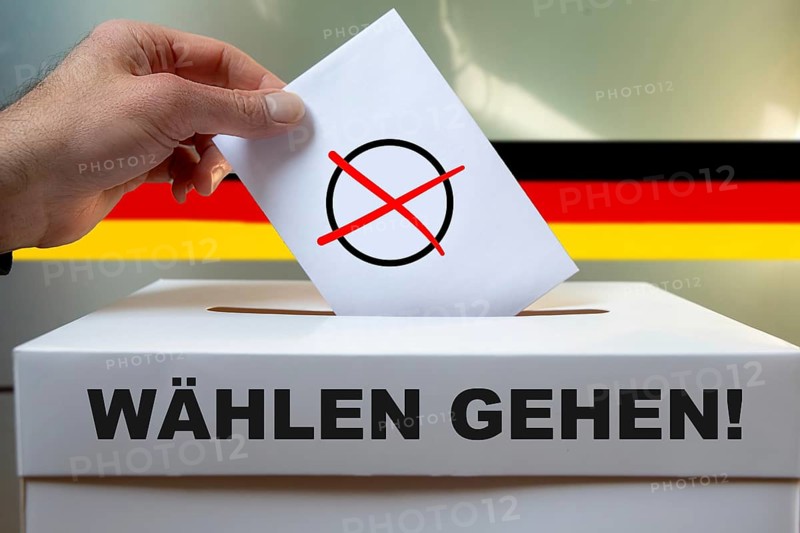 (Photomontage) Call to vote: Symbolic ballot box with the inscription WÄHLEN GEHEN (GO VOTE)