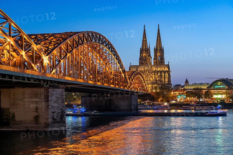 Cologne Cathedral, has been shining in new light since Easter 2025, the old metal halide lamps have been replaced by over 700 modern LED lamps, reducing energy consumption by around four fifths, significantly improving the quality of light and greatly reducing light emissions, 12 KM of new cables were laid for this, Hohenzollern Bridge, railway bridge over the Rhine, North Rhine-Westphalia, Germany, Europe