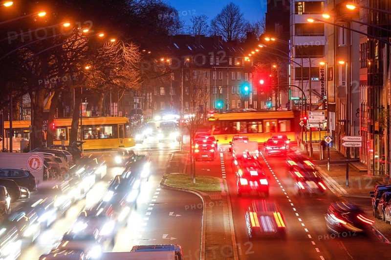 After-work traffic in the environmental zone on the B 224 Alfredstraße in Rüttenscheid, Essen, Ruhr area, North Rhine-Westphalia, Germany, Europe