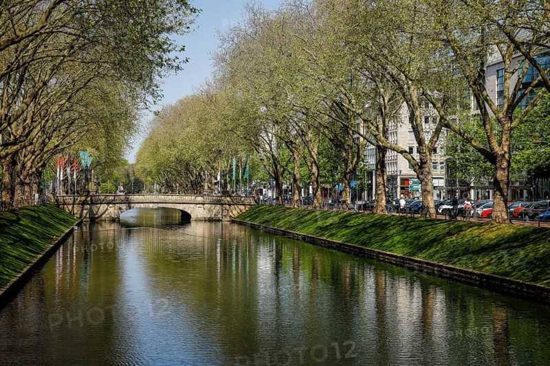 17.04.2020, Düsseldorf, North Rhine-Westphalia, Germany - Königsalle, shopping street with few people in times of the corona pandemic with contact ban