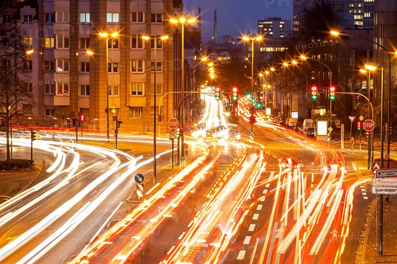 Evening city centre traffic in Essen, large intersection of Bismarckstrasse, B224, Friedrichstrasse and Hohenzollernstrasse, this area would also be affected by a diesel driving ban, Essen, North Rhine-Westphalia, Germany, Europe