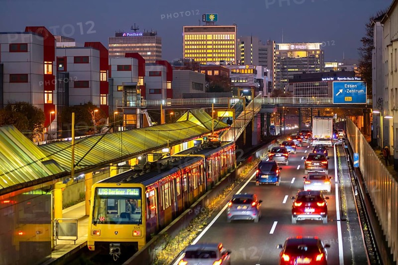 Motorway A40, Ruhrschnellweg, in Essen, route through the city centre, is affected by a possible diesel driving ban, Skyline, Essen, North Rhine-Westphalia, Germany, Europe