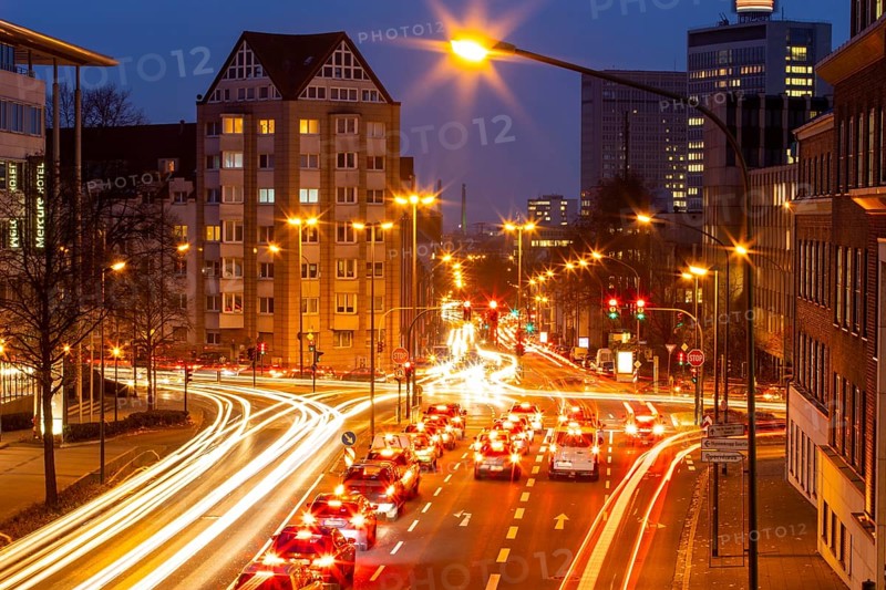 Evening city centre traffic in Essen, large intersection of Bismarckstrasse, B224, Friedrichstrasse and Hohenzollernstrasse, this area would also be affected by a diesel driving ban, Essen, North Rhine-Westphalia, Germany, Europe