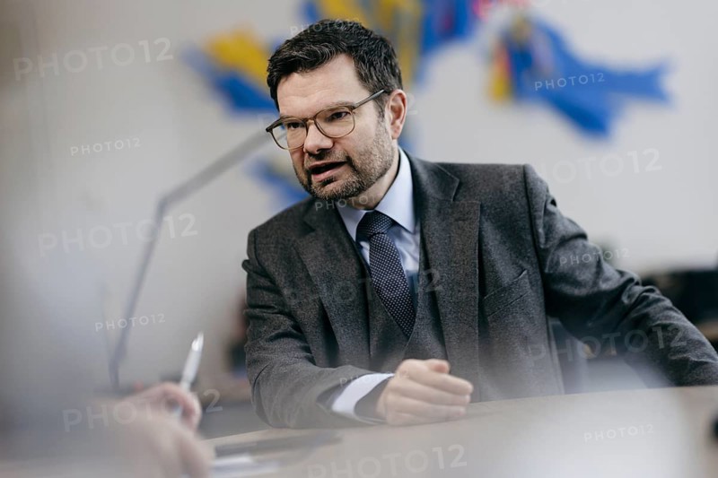 Marco Buschmann (FDP), Bundesminister der Justiz, aufgenommen im Rahmen eines Interview fue NBR in Berlin, 12.12.2023