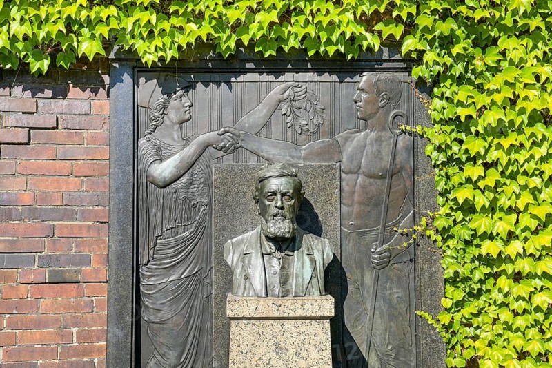 Grave of Wilhelm Liebknecht, Socialist Memorial, Friedrichsfelde Central Cemetery, Gudrunstrasse, Lichtenberg, Berlin, Germany, Europe