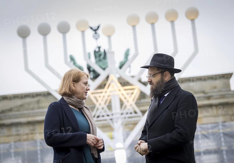 Lisa Paus (Buendnis 90 Die Gruenen), Bundesministerin fuer Familie, Senioren, Frauen und Jugend, beim entzuenden der 5. Kerze des Chanukka Leuchter am Brandenburger Tor. Hier mit dem Rabbiner Yehuda Teichtal