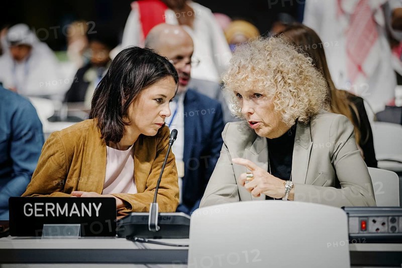 Annalena Baerbock (Buendnis 90 Die Gruenen), Bundesaussenministerin, Jennifer Lee Morgan, Staatssekretaerin und Sonderbeauftragte fuer internationale Klimapolitik im Auswaertigen Amt, aufgenommen im Plenum der COP28 in Dubai, 08.12.2023