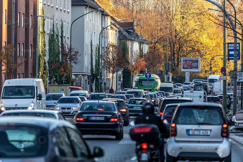 Gladbecker Straße in Essen, B224, inner-city street in Essen heavily polluted by air pollution, part of a possible diesel driving ban zone in Essen, Essen, North Rhine-Westphalia, Germany, Europe