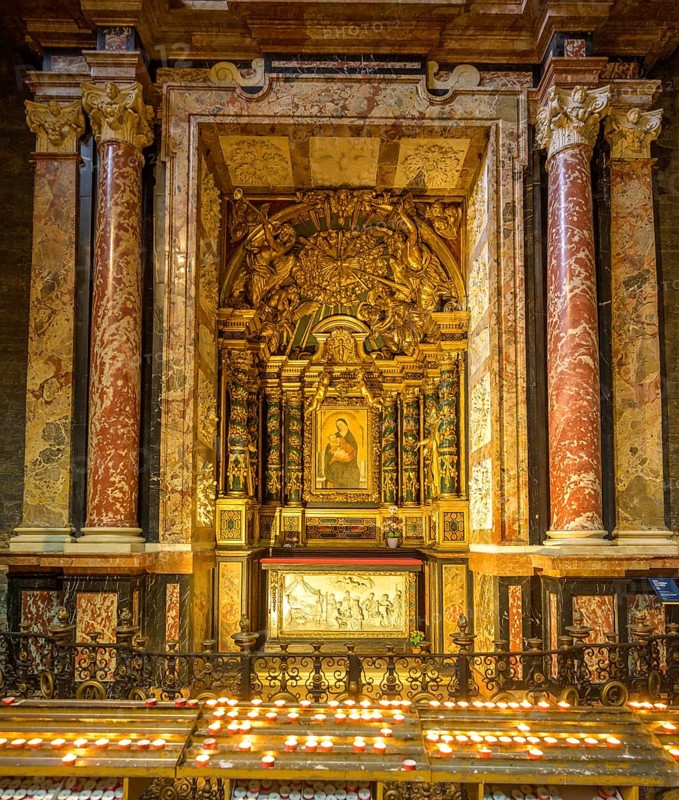 Golden side altar with image of the Virgin Mary and burning candles, Cathedral of Santa Maria Assunta, Cremona, Province of Cremona, Italy, Europe
