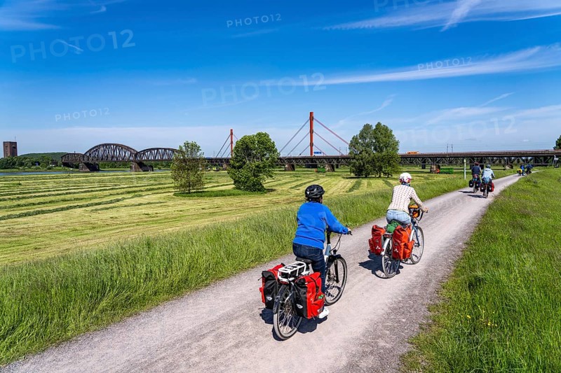 Rhine meadows near Duisburg-Beeckerwerth, footpath, cycle path on the Rhine dyke, cycle path, Beeckerwerth motorway bridge over the Rhine, A42, Haus-Knipp railway bridge, North Rhine-Westphalia, Germany, Europe