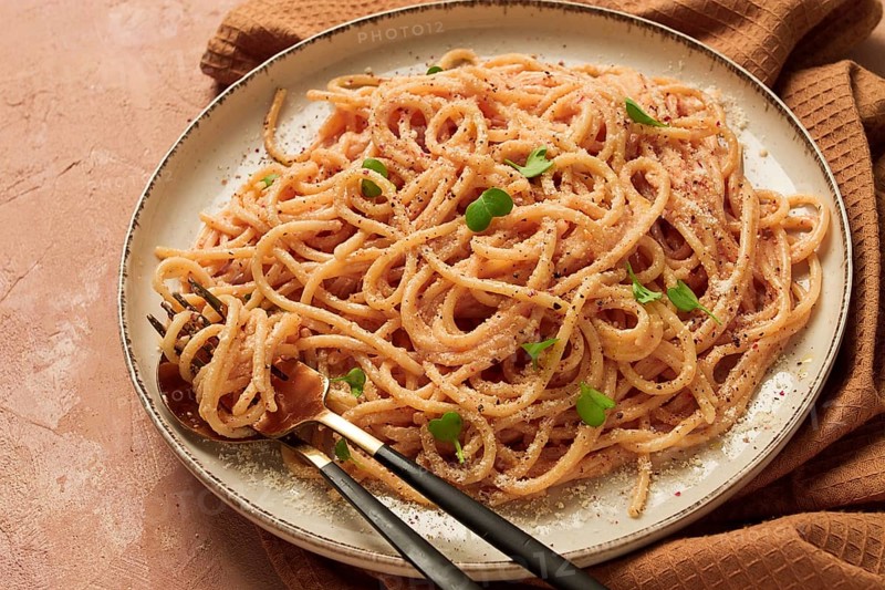 Spaghetti carbonara, in creamy garlic sauce, pasta in white sauce, homemade, no people