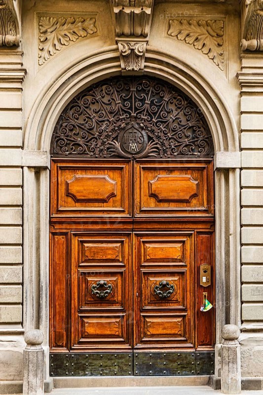 Decorated arched entrance door, historic city centre, Lucca, Tuscany, Italy, Europe