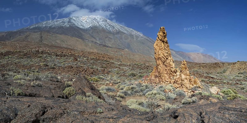 Pico del Teide, 3715m and Roques de Garcia, Teide National Park, Tenerife, Canary Islands, Spain, Europe