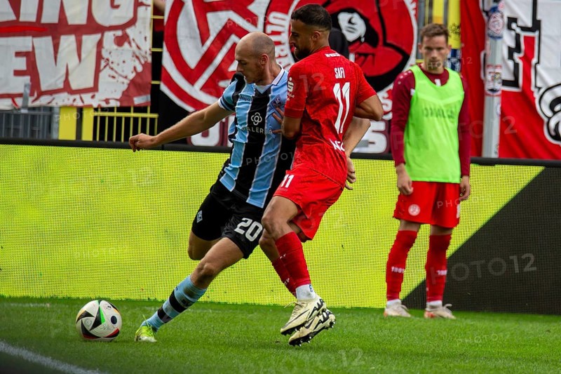 Football 3rd division, season 2024/25, matchday 8: Waldhof Mannheim vs Rot-Weiß Essen. Picture: Henning Matriciani (20, Mannheim) clarifies