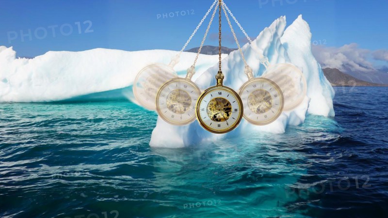 Symbol photo, iceberg, glacier melt, climate change, environmental protection, threat, clock, time, clock face, time, sensation, sense of time, duration of time, time window