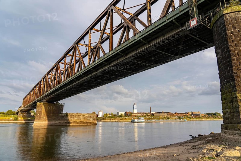 The railway bridge Duisburg-Hochfeld-Rheinhausen, over the Rhine, regional trains and many goods trains cross the Rhine here, from 1950, steel truss bridge, Duisburg, North Rhine-Westphalia, Germany, Europe