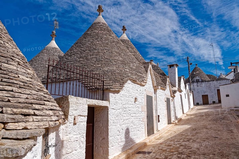 Whitewashed trulli, round houses with stone roofs, in the southern Italian town of Alberobello. The historic town centre, which is entirely built up with trulli, is a UNESCO World Heritage Site. Alberobello, Apulia, Southern Italy, Southern Europe