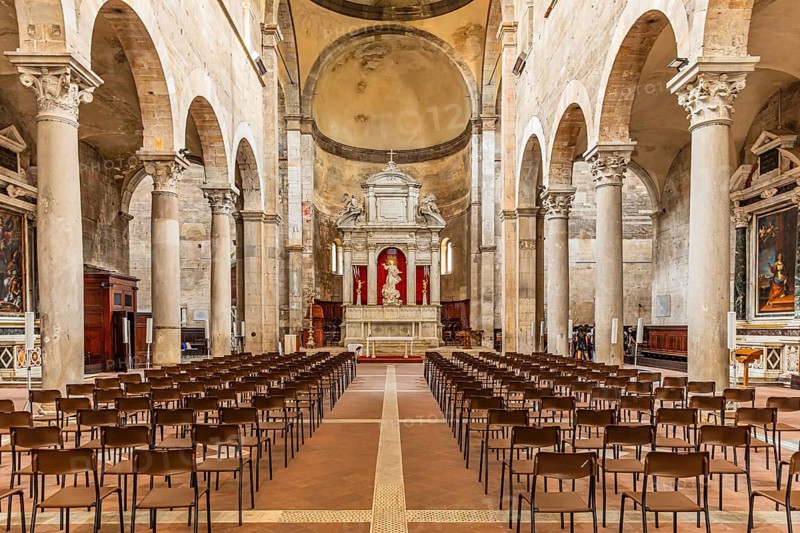The church of San Frediano, view from the entrance to the altar, historic city centre, Lucca, Tuscany, Italy, Europe