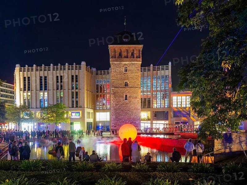 Stadthallenbrunnen, dip, Jonas Vogt The 2nd edition of Light our Vision under the motto LICHT.MACHT.PLATZ. is inspiring with an international line-up and a record number of applications from all over the world. The best light artists were selected from over 100 submissions to present their works at various locations in Chemnitz city centre. A total of 21 artists are taking part, creating fascinating experiences with unique installations, projections and interactive works of light art