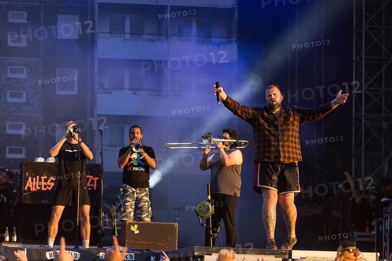 Monchi (Jan Gorkow, right), singer of Feine Sahne Fischfilet and members of the band Panteon Roccoco at the Highfield Festival on Saturday, Störmthaler See, 17.08.2024