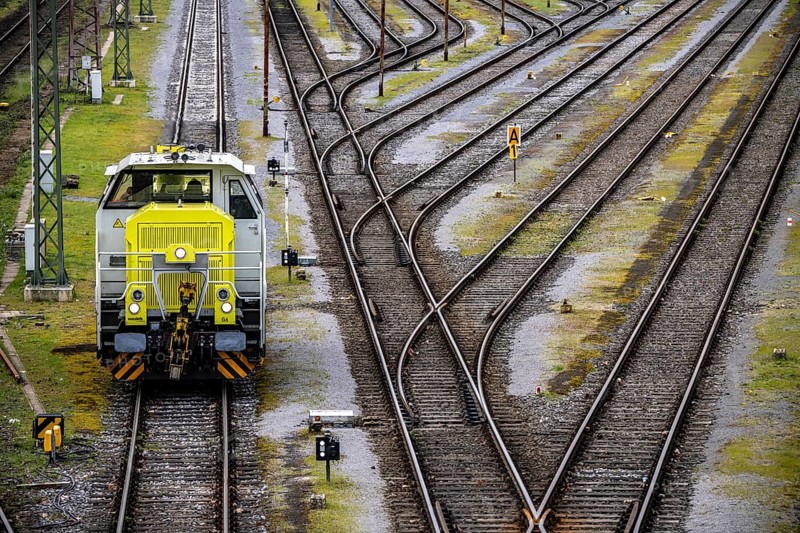 Shunting locomotive, diesel locomotive, Captrain G6, private railway company, at the Mülheim-Styrum marshalling yard, on the railway line between Mülheim an der Ruhr, and Duisburg, busy railway line, for local and long-distance traffic, freight traffic, North Rhine-Westphalia, Germany, Europe