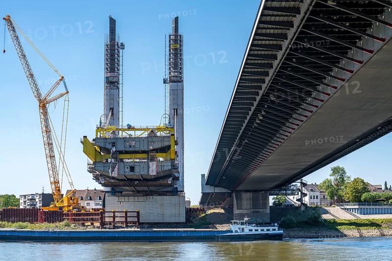 New construction of the Neuenkamp motorway bridge on the A40, over the Rhine near Duisburg, cantilever erection of the main bridge span, the new bridge is being built parallel to the existing bridge, the old one demolished and a second one built, North Rhine-Westphalia, Germany, Europe